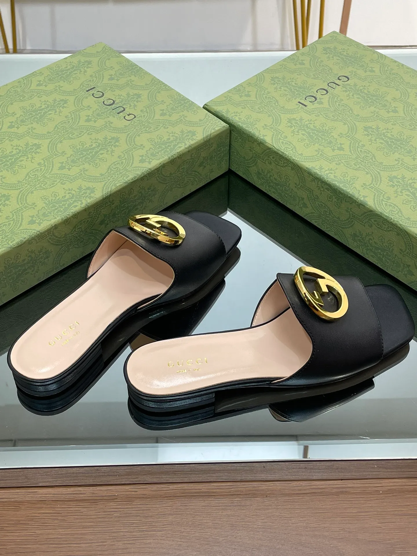 👟👟Ex-factory price 440👟👟 GuCCl high-end boutique 2024 new flat-heeled round interlocking double GG slippers, authentic original quality! Every detail has been carefully crafted and can be compared with ZG, no second quality!  Fabric: Original customized imported grain leather Hardware: Dongguan Dachang mold-opening hardware round interlocking double G buckle Lining/foot pads: High-end customized sheepskin lining Heel height: 1.0CM Outsole: Italian genuine leather sole Size: 35-41 (40 41 customized, non-returnable) Original high-end packaging!  The GucCi Blondie series made its debut in Los Angeles during the "Gucci March of Love" series of fashion shows, showing its outstanding charm on the star-studded Hollywood Walk of Fame. The new series echoes the style shown in the recent series, blending retro aesthetics and modern fashion to integrate different eras! The monogram pattern of the brand founder originates from the archive design of the 1970s, vividly interpreting this mid-heeled shoe💋👏 ●Circular interlocking double G details. High ●Italian creation Green full set of high-end original packaging